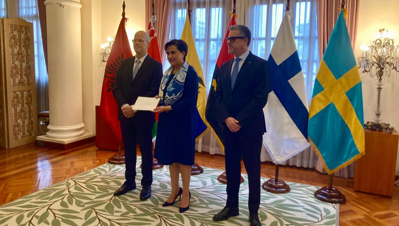 El Embajador entrega las copias de las cartas credenciales a la canciller de Ecuador, María Gabriela Sommerfeld