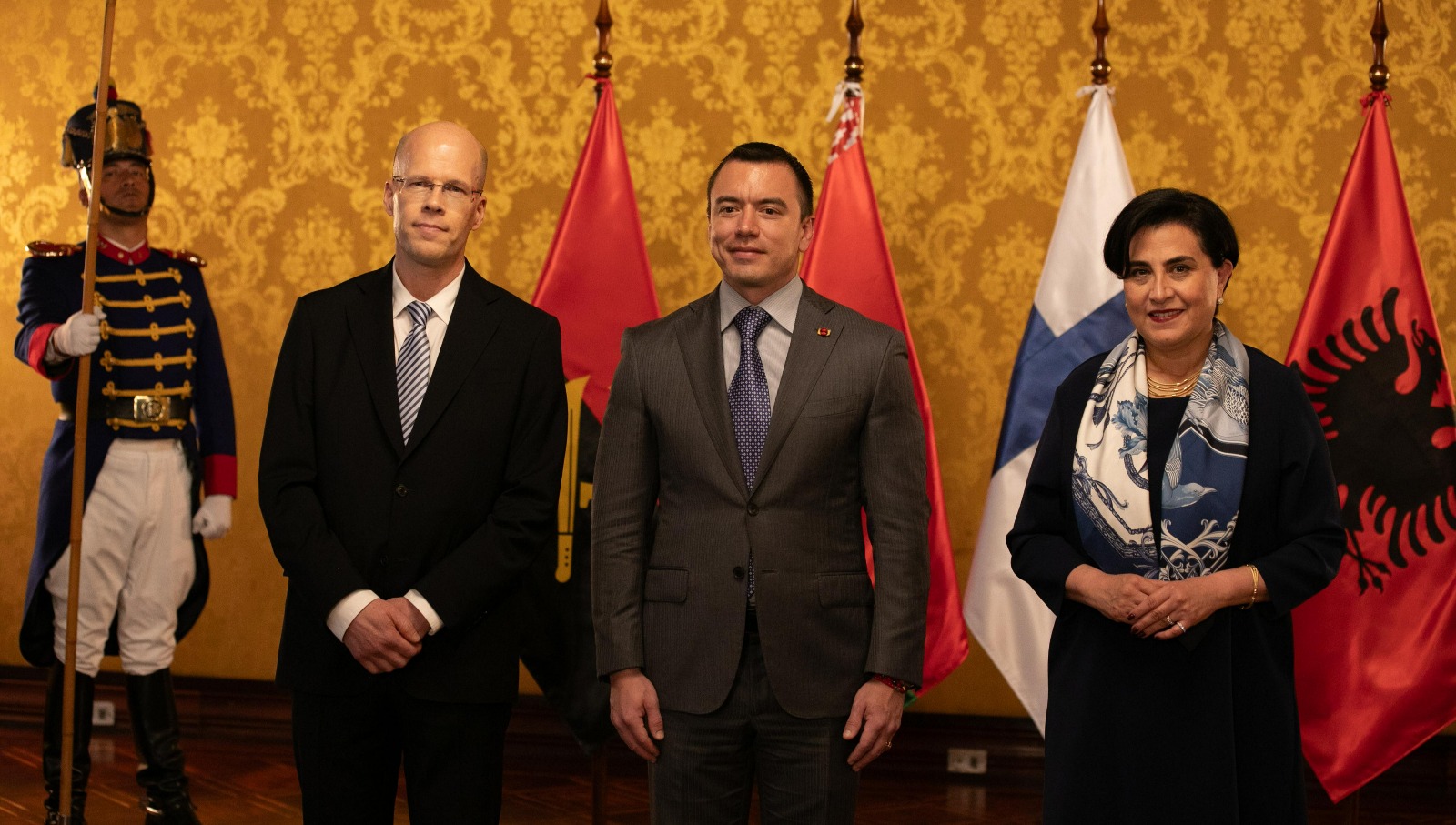 El embajador de Finlandia, Lasse Keisalo, con el presidente de Ecuador, Daniel Noboa, y la canciller María Gabriela Sommerfeld