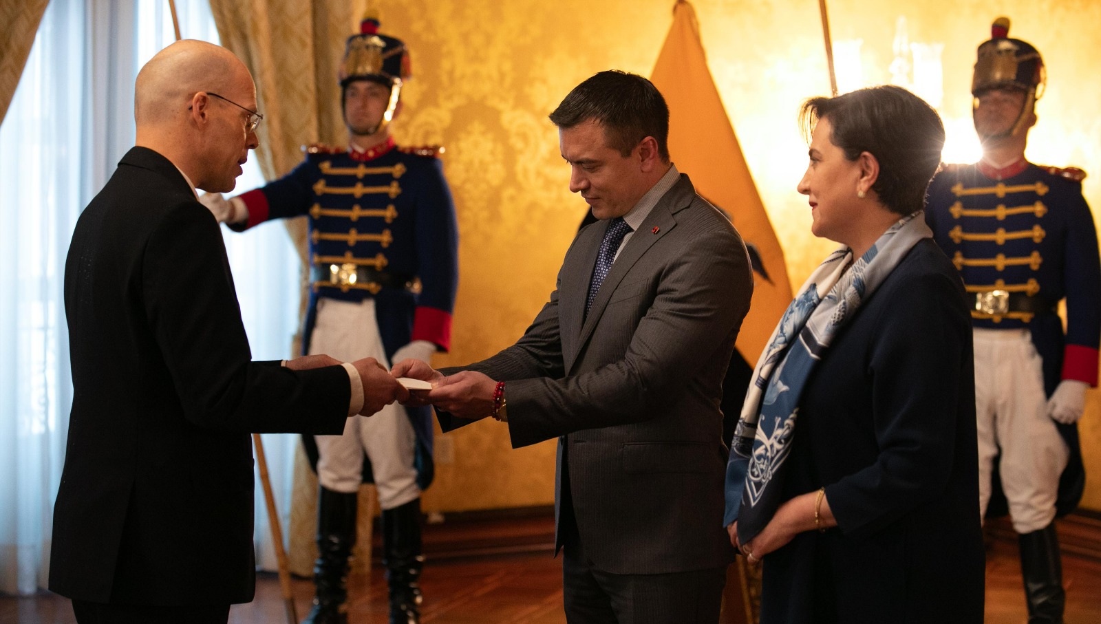 El embajdor de Finlandia, Lasse Keisalo, entrega sus cartas credenciales al presidente de Ecuador, Daniel Noboa. 
