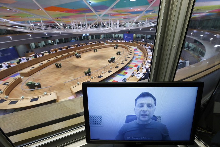 Kuvassa ollaan EU:n neuvostolla salissa, ja etualalla näkyy tietokoneruudulta videossa Zelenskyi.