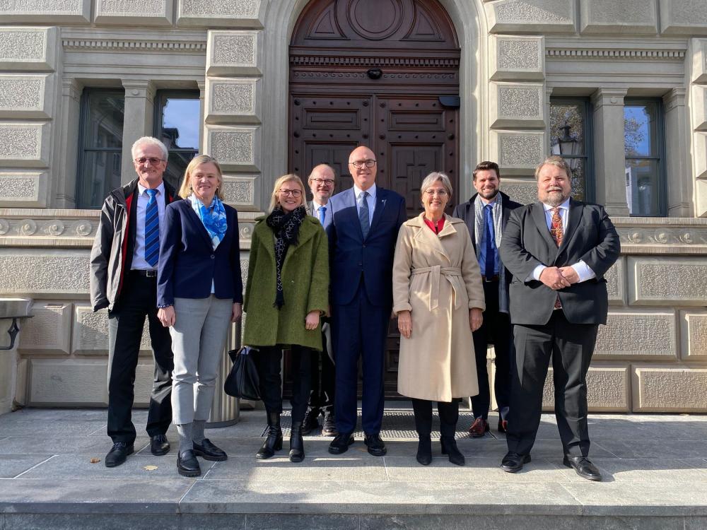 Pohjoismaiden suurlähettiläät ja hallituksen edustajat Zugin hallintorakennuksen edessä
