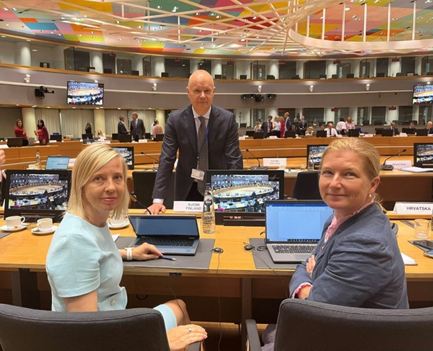  Öppna popup-fönsterArvonen vid det första Coreper-mötet: till vänster på bilden Nina Alatalo, specialsakkunnig inom den inre marknaden och industripolitik, och till höger Antici Laura Lindgren.