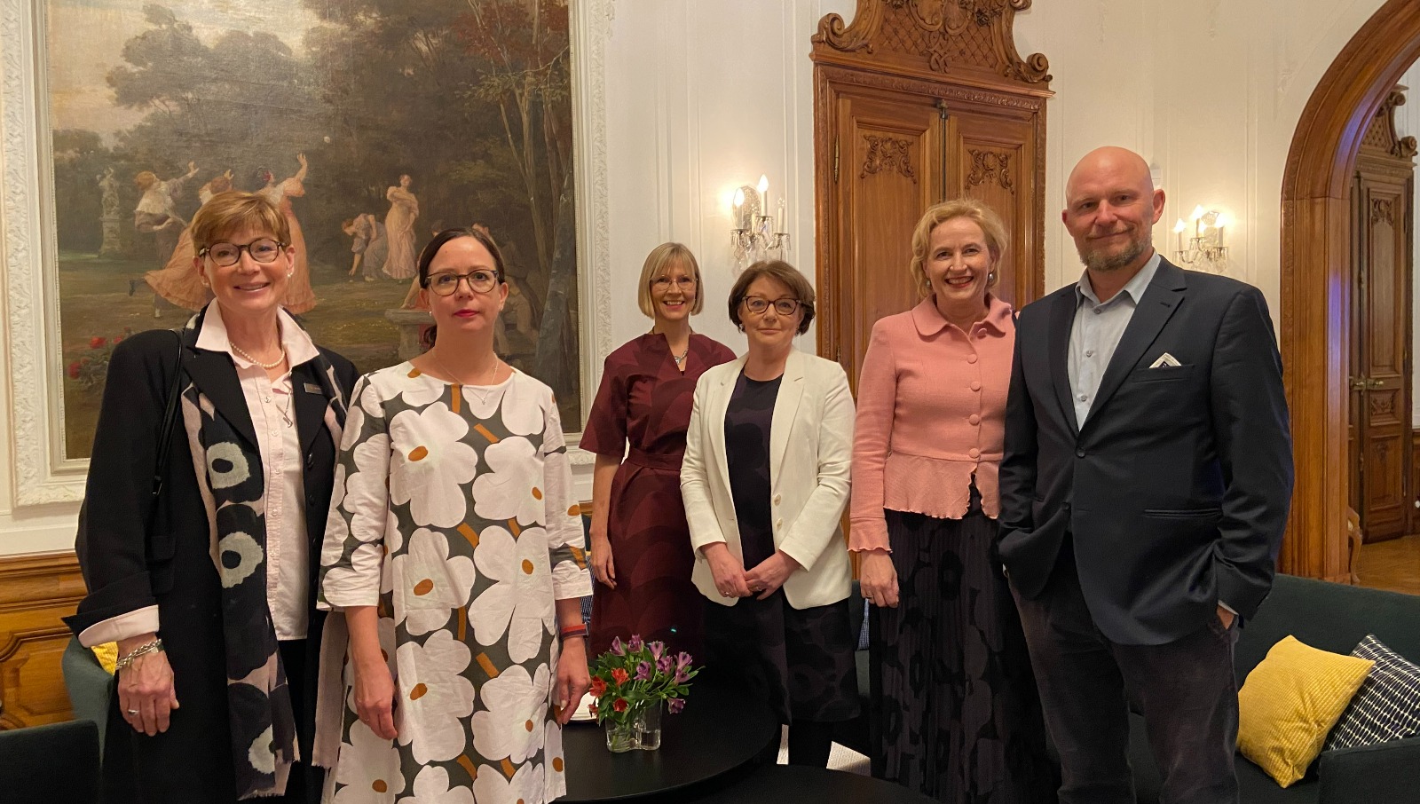 Kongressijärjestelyjen ammattilaiset yhteiskuvassa suulähettilään residenssissä.