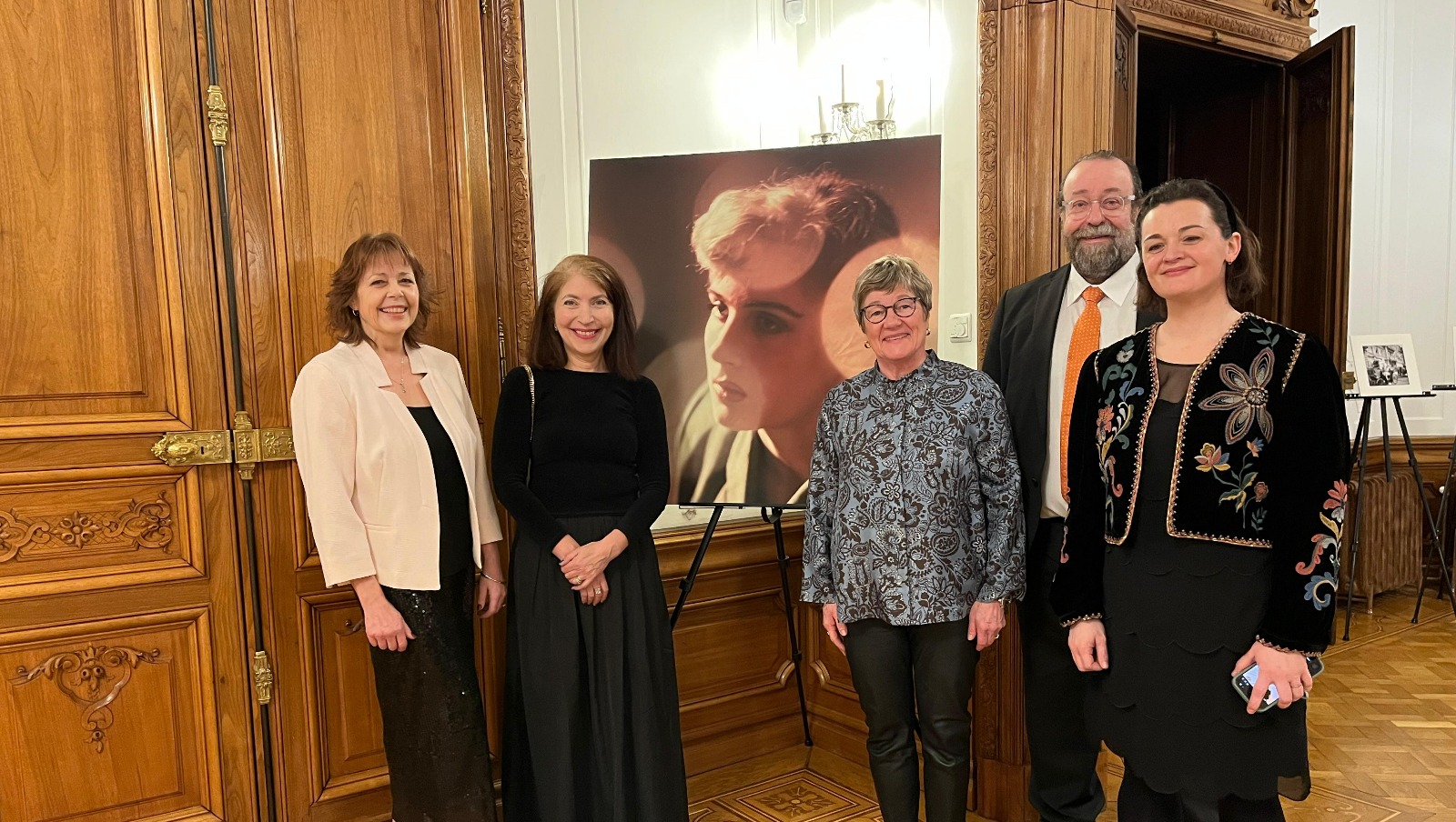 Claire Aho war in vielerlei Hinsicht eine Vorreiterin. (V.l.n.r.) Kathleen Codd und Caroline Kenyon (The World Food Photography Awards), Botschafterin Nina Vaskunlahti, Lettie Andreyev (The World Food Photography Awards) und Jussi Brofeldt (AHO & SOLDAN -Foundation)