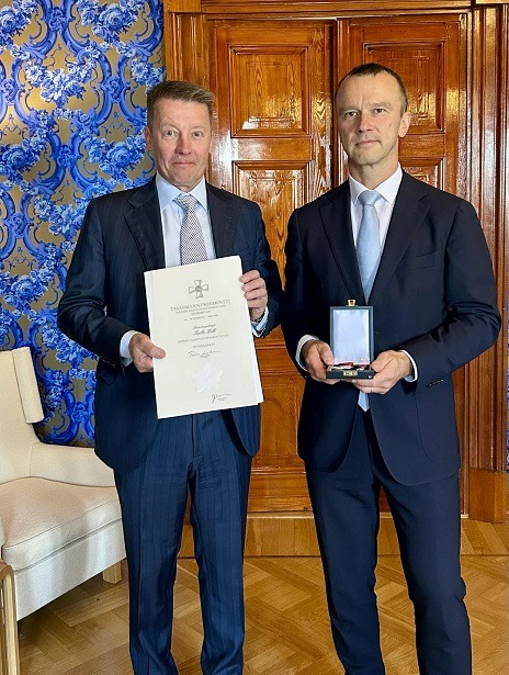 Suurlähettiläs Vesa Vasara kiitti Kalle Kilkiä sujuvasta energiayhteistyöstä.