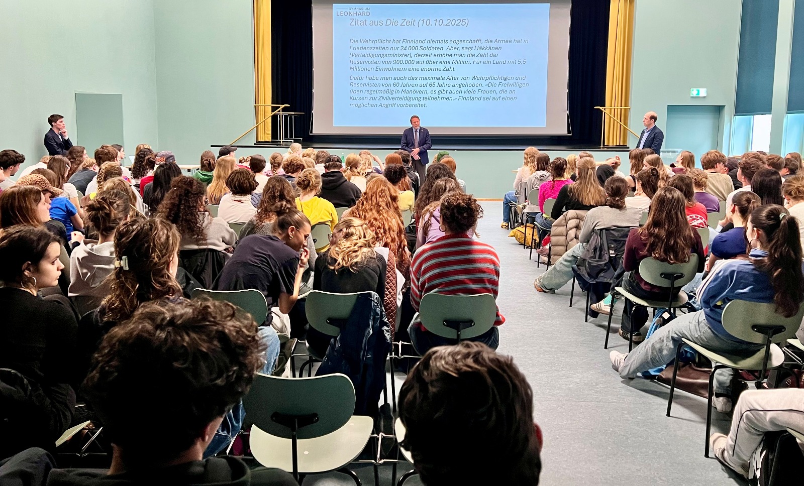 Schulbesuch am Gymnasium Leonhard