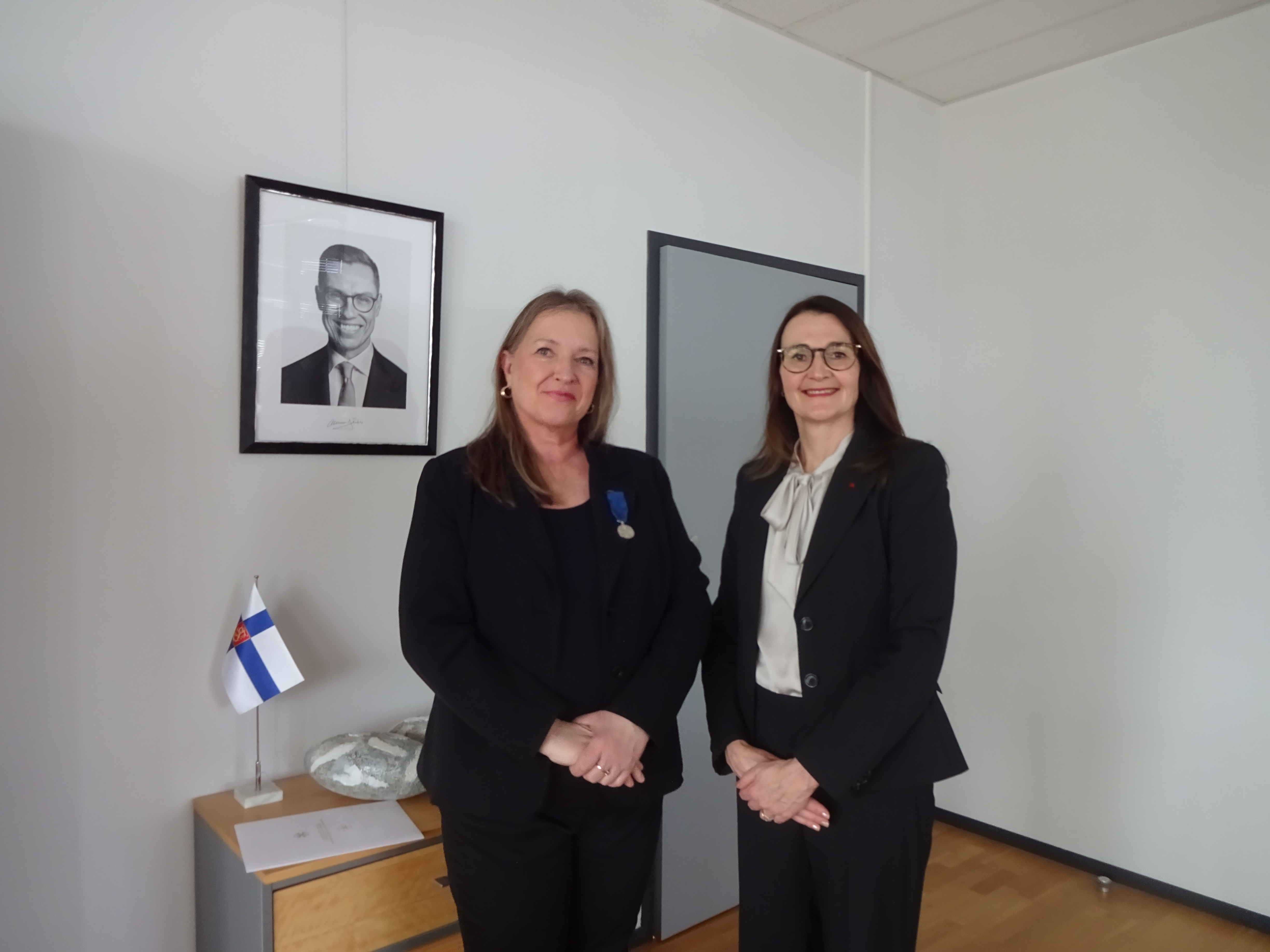 Tasavallan presidentin 6.12.2025 myöntämän kunniamerkin Marita Kritsokselle luovutti suurlähettiläs Sirpa Oksanen 13.1.2026.