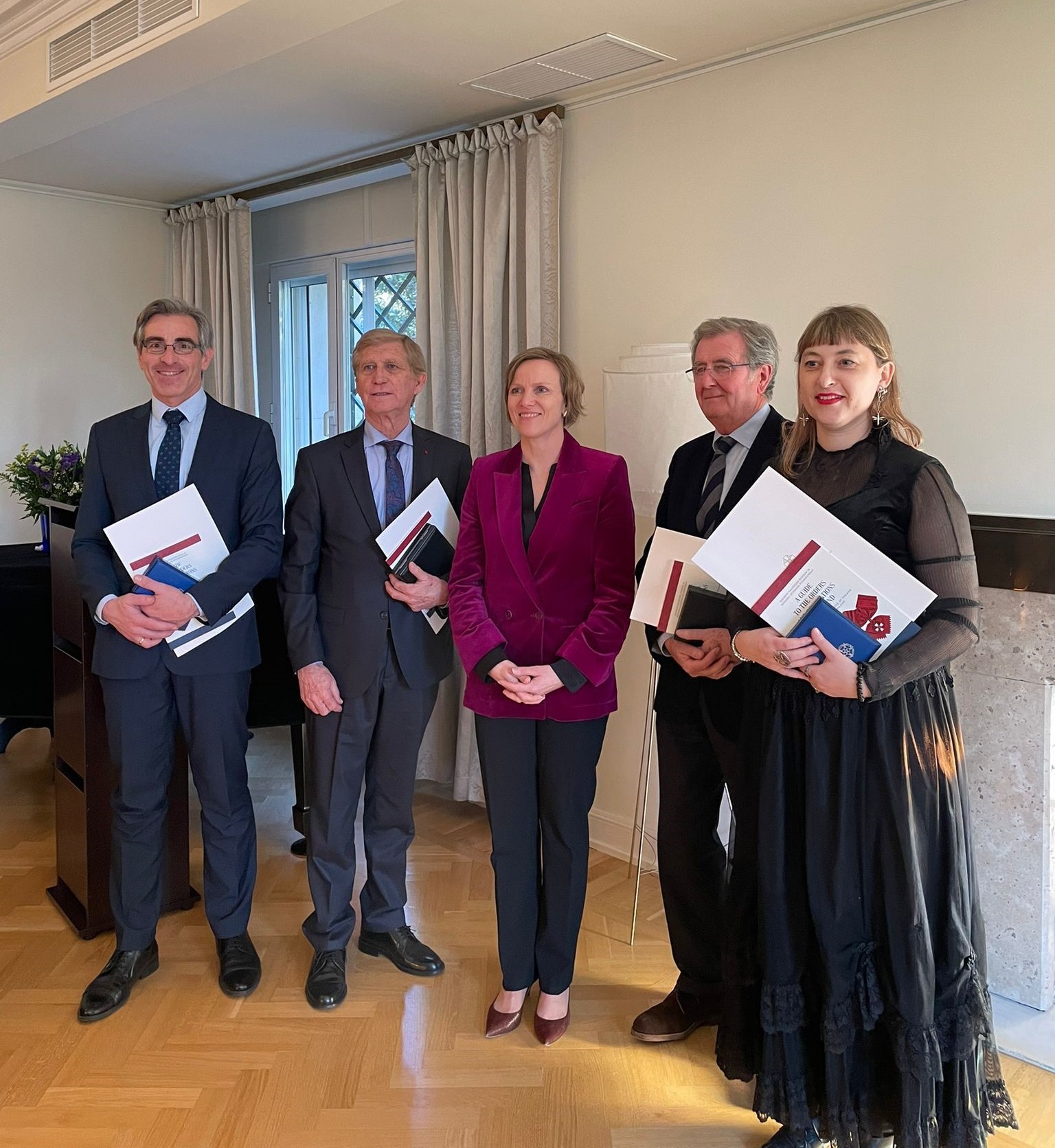 ​  Kunniamerkkien saajat ja suurlähettiläs vasemmalta oikealle: Gustavo Sánchez López, Mariano Sánchez Martínez, suurlähettiläs Sari Rautio, Carlos Pereda Pérez ja Luisa Gutiérrez Ruiz.  ​