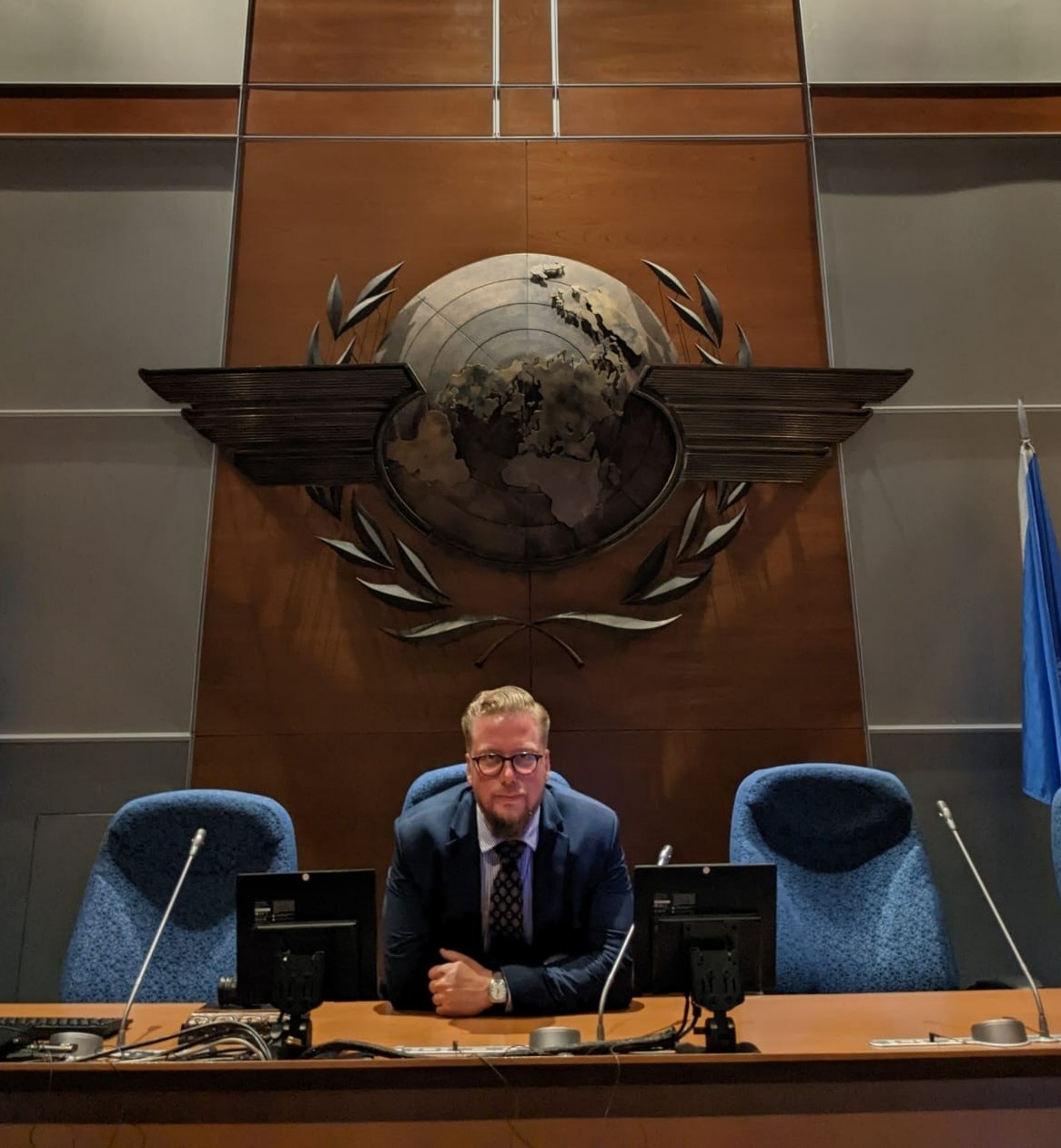 Kuvassa Mikko Hakkarainen istuu kokousalissa.