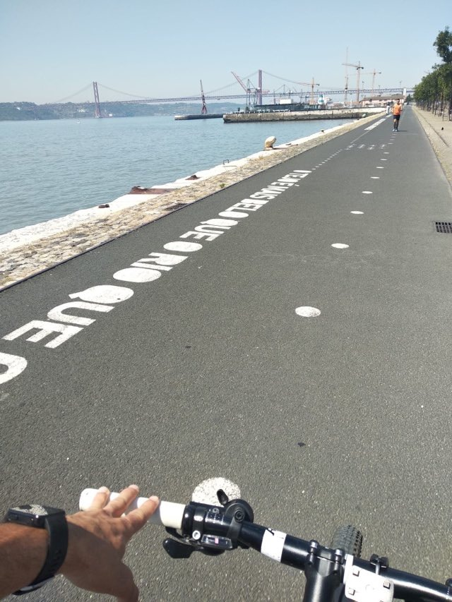 Pyöräilijöille Lissabon on vielä haastava pyöräteiden niukkuuden vuoksi, mutta kaupungin tarkoituksena on laajentaa verkostoa. Kuva: Juuli Kärkinen. 