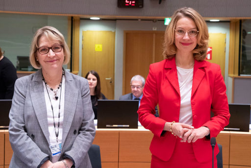 Pysyvä edustaja Marja Rislakki ja Eurooppaministeri Tytti Tuppurainen seisovat vierekkäin Europa-rakennuksen salissa. Taustalla näkyy pöytiä, joilla on tietokoneita.