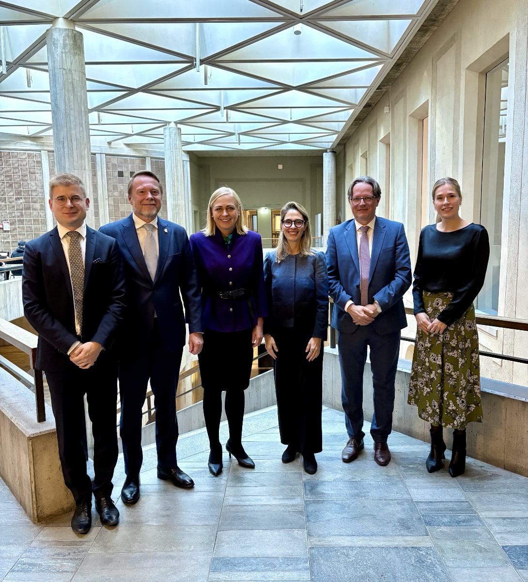 Suurlähettiläs Okko-Pekka Salmimies (2. vasemmalta), ulkoministeri Elina Valtonen ja ETH Zürichin edustajia.