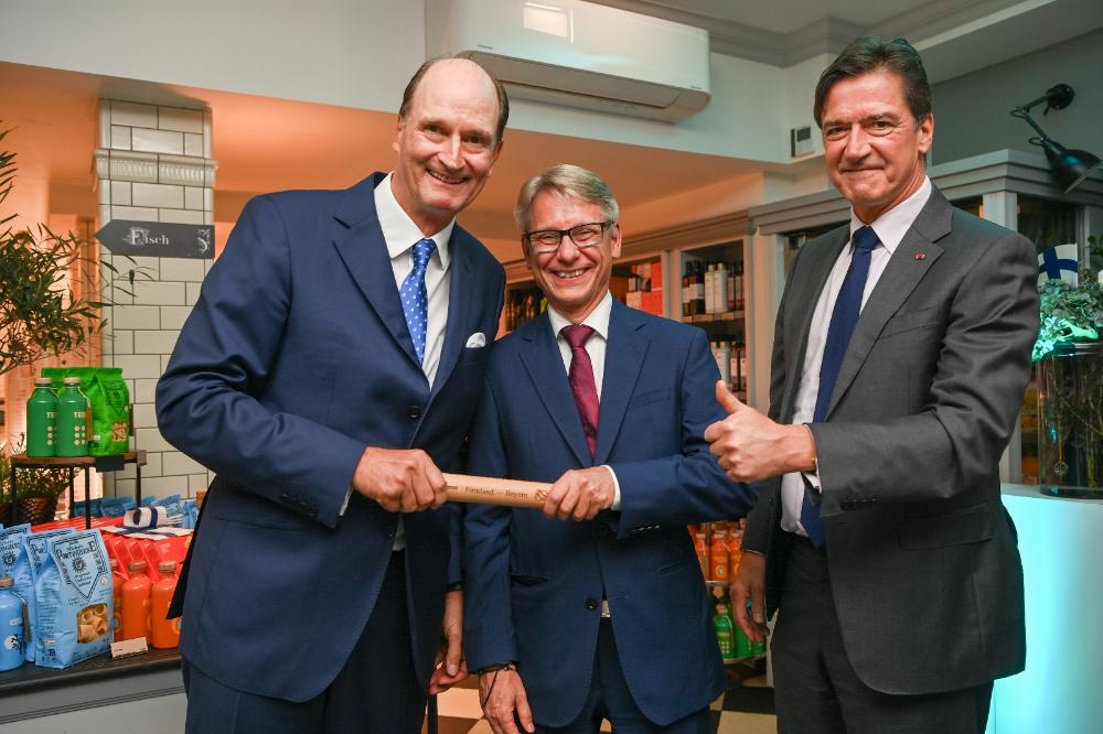 Philipp A. Schoeller zusammen mit Konsul Roy Eriksson und Botschafter Kai Sauer