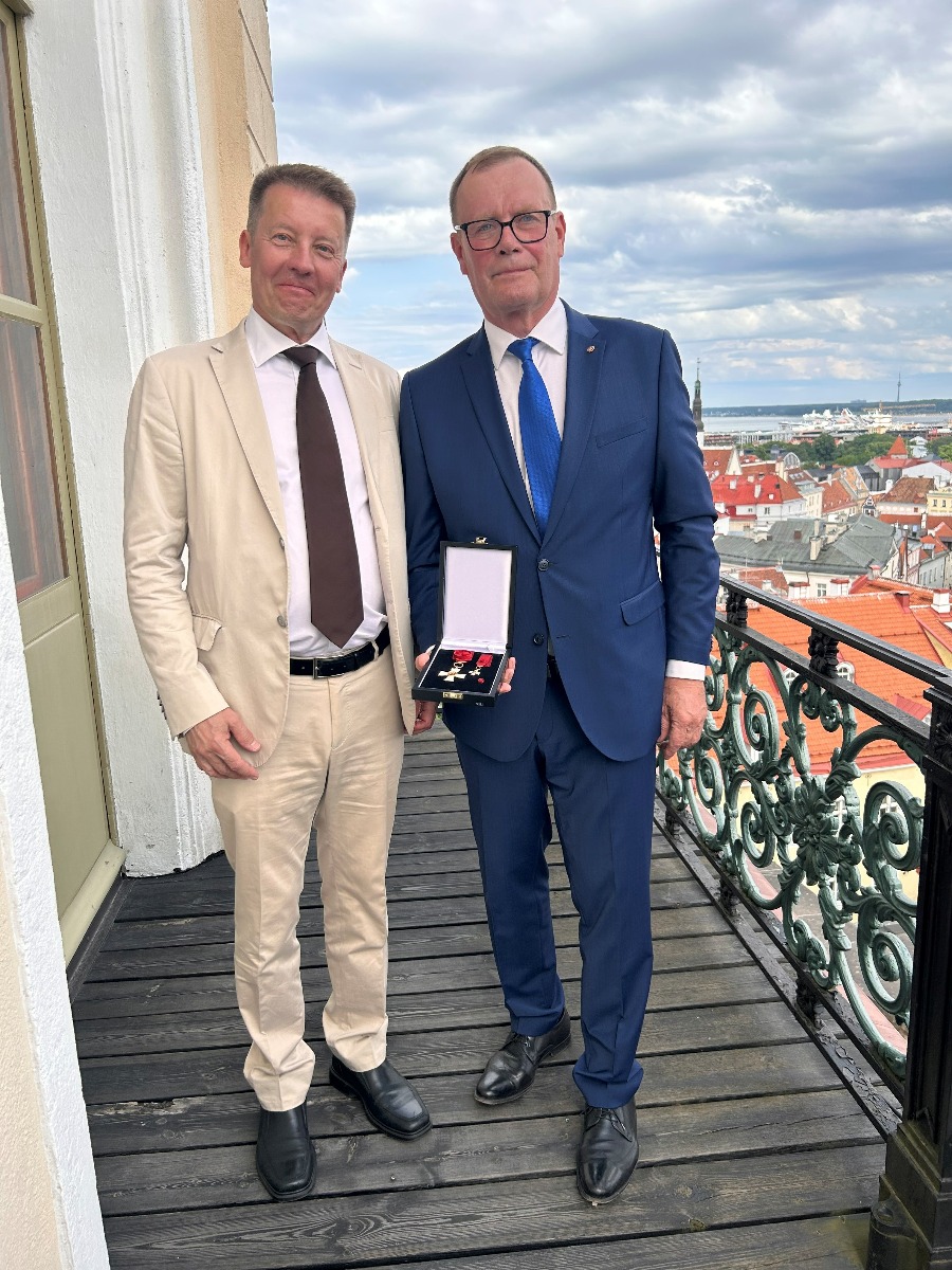 Suurlähettiläs Vesa Vasara ja kunniakonsuli Verni Loodmaa.