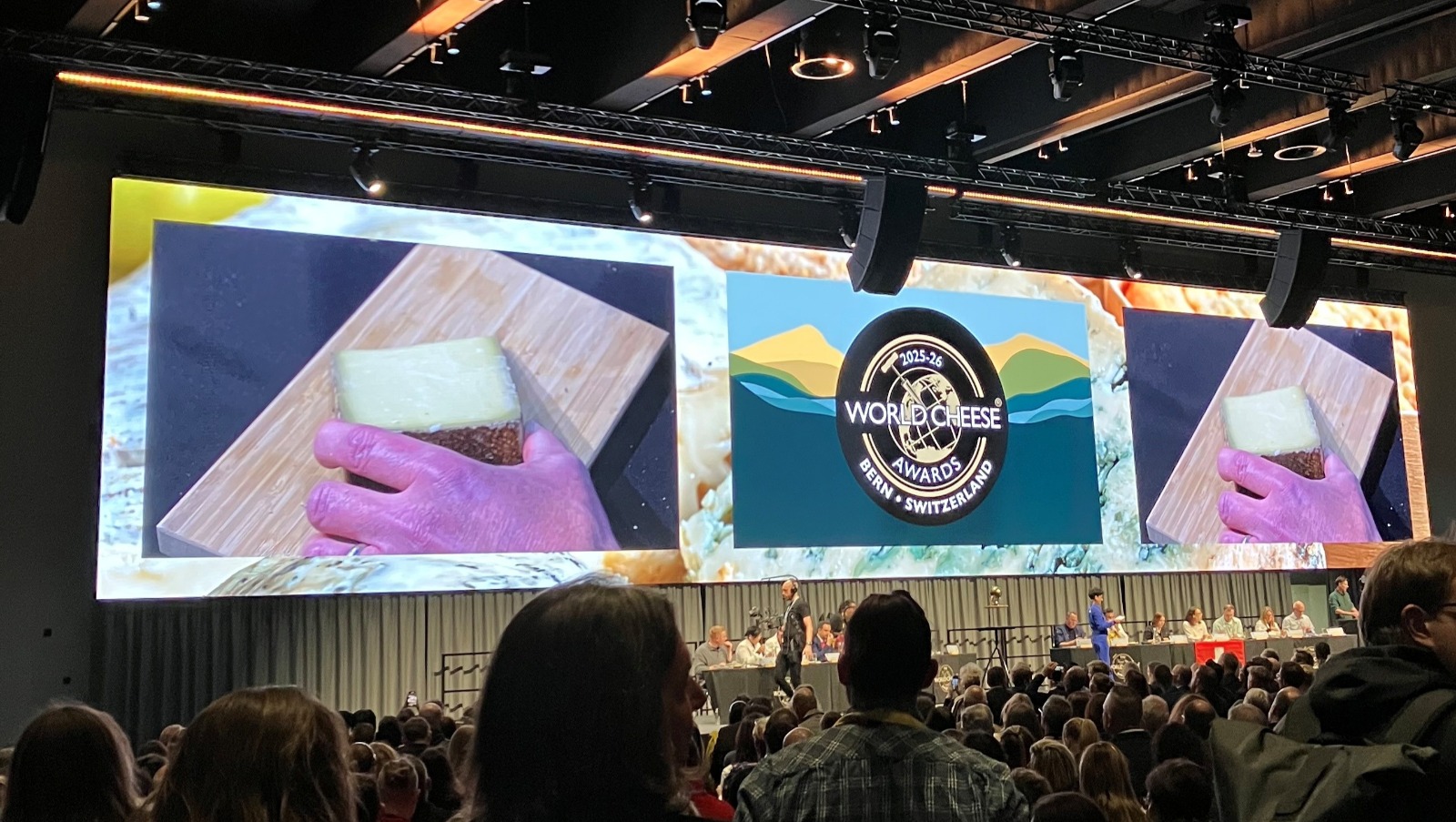 Kansainvälinen juustotapahtuma World Cheese Awards kokosi viime viikolla Berniin juustonvalmistajat, kauppiaat, ostajat ja ruokatoimittajat ympäri maailmaa arvioimaan yli viisi tuhatta juustoa 46 eri maasta. Tapahtuma oli osa Sveitsin pääkaupungin Capital of Cheese ‑juhlaa, kolmen päivän festivaalia, johon kuului maistiaisia, markkinoita ja mestarikursseja. World Cheese Awards järjestettiin nyt 37. kerran, ja ensimmäistä kertaa Sveitsissä. Tapahtuma on maailman suurin pelkästään juustoille omistettu kilpailu, joka houkuttelee osallistujia suurtuottajista pieniin artesaanimeijereihin. Koko kilapilun voittajaksi ja maailman parhaaksi juustoksi nimettiin klassinen sveitsiläinen Le Gruyère AOP. 