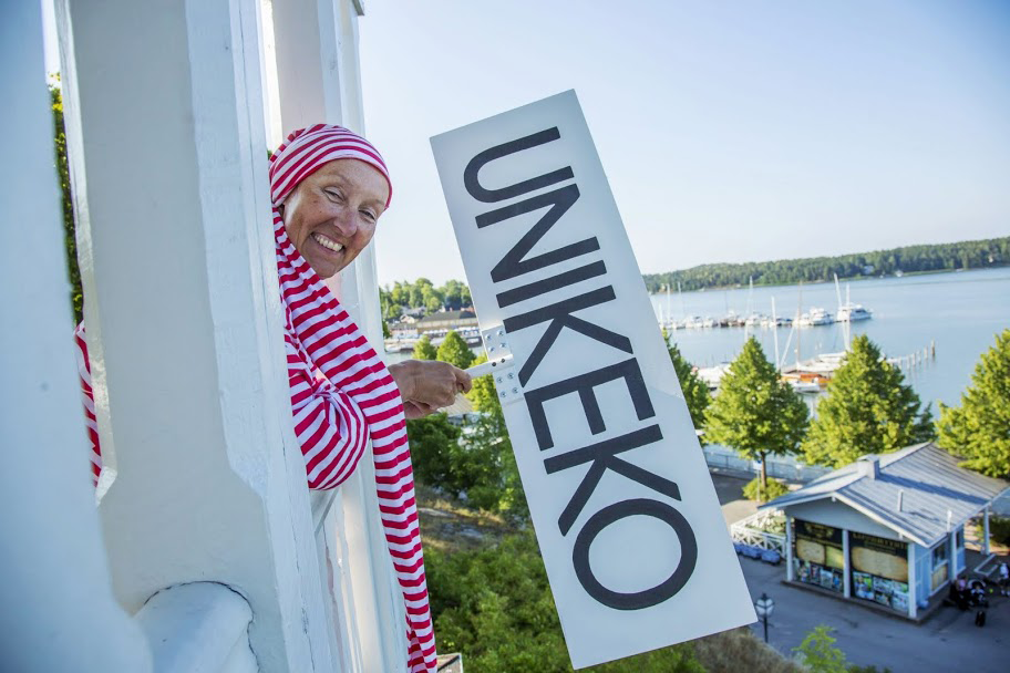 År 2013 fick Hanna-Leena Laihonen, ordförande i föreningen Naantalin oppaat ry, äran att kastas i havet. Fotograf: Esko Keski-Oja.
