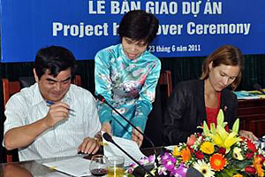 Ông Hà Hùng – Thứ trưởng, Phó Chủ nhiệm và bà Elina Poikonen -  Đại biện lâm thời ký Biên bản Ghi nhớ bàn giao dự án 