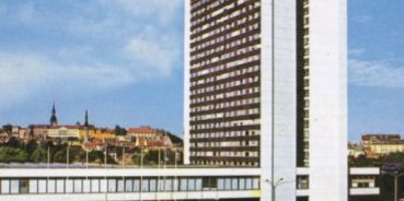 Üheks DocPoindi pärliks nostalgia-januste soomlaste ja eestlaste jaoks on kindlasti „Oratoorium Viru hotellile“. Johanna Onnismaa ja Taru Mäkelä kurbnaljakas film Viru hotelli valmimisest ja hiilgeaegadest kuni tänase päevani. 
