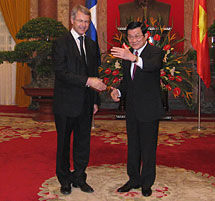 Đại sứ Kimmo Lähdevirta và Chủ tịch Nước Trương Tấn Sang
