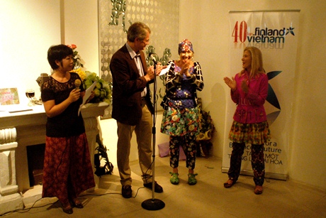 Đại Sứ Kimmo Lahdevirta, nghệ sĩ Maritta Nurmi và giám đốc nghệ thuật Suzanne Lecht đang khai mạc triển lãm