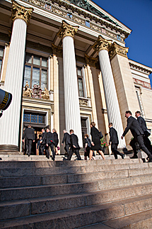 The members of the Government now appointed climbed the stairs to the House of the Estates, the familiar site of the Government formation talks, to hold their first press conference. Photo: Eero Kuosmanen