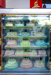 Kiinalaisia kakkuja myynnissä Tansanian pääkaupungissa Dar es Salaamissa. Kuva: Marcel Oosterwijk, flickr.com, cc 2.0