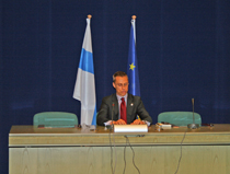 Ulkoministeri Alexander Stubb lehdistötilaisuudessa Brysselissä.