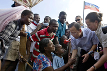 Ban Ki-moon Haitissa maanjäristyksen jälkeen