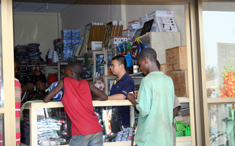 Kiina on läsnä kaikkialla Afrikassa. Kiinalainen kaupanpitäjä asiakkaineen Kigalissa, Ruandassa. Kuva: Kaj17, flickr.com, cc 2.0