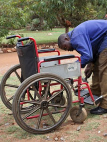 Agnes Mumban pyörätuolia korjataan Disacaren pyörätuolikeskuksessa. Kuvat: Hanna Koivisto