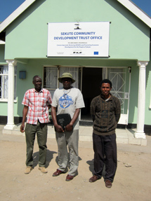 Alfred Mulele, Alfred Ngenda ja Robin Petersen työskentelevät paikallisia hyödyttävän kestävän turismin edistämiseksi. Kuva: Laura Heiskanen