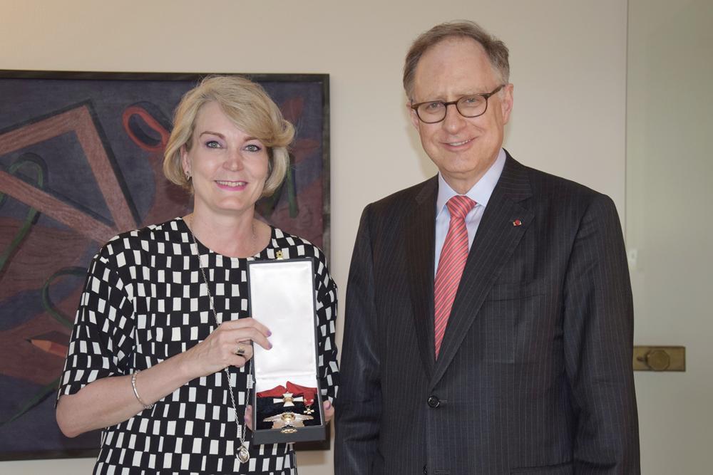 Ambassador of Finland to NATO, Piritta Asunmaa presented ambassador Vershbow with the decoration in Brussels on 16.5.2018. Photo: Mission of Finland to NATO