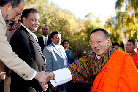 Bhutanin ilmastokokouksen isäntänä toiminut Bhutanin pääministeri Jigme Thinley kättelee Intian delegaation johtajaa Tishya Chatterjeeta. Kuva: Olli Moilanen