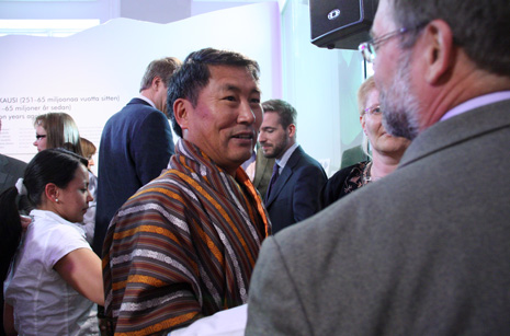 Bhutanin maa- ja metsätalousministeri Pema Gyamtsho juttelee ulkoministeriön kehityspoliittisen osaston ympäristöneuvonantajan Matti Nummelinin kanssa. Kuva: Marja-Leena Kultanen