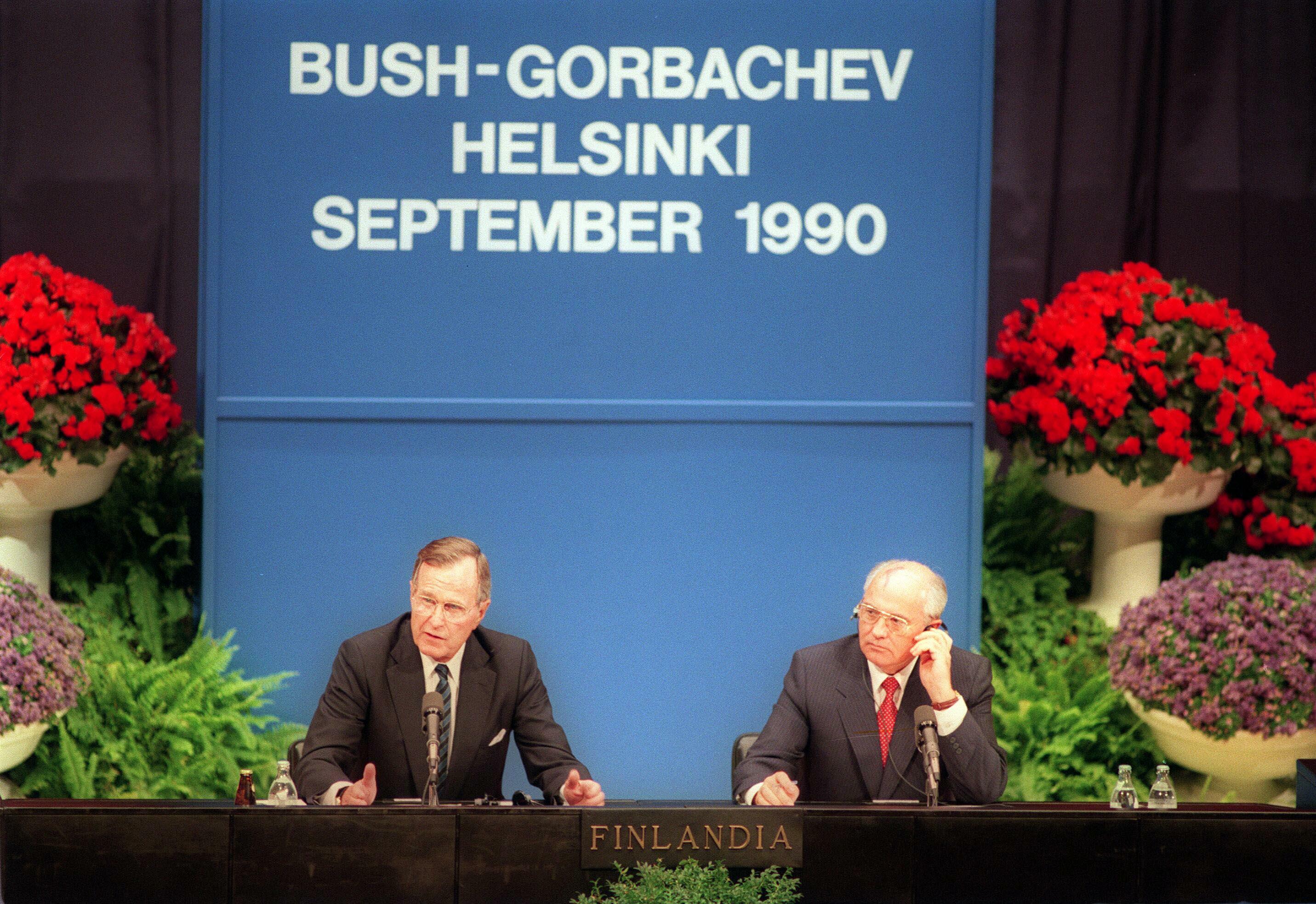 bush_gorba_helsinkisummit