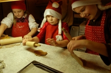 Crianças fazendo biscoitos