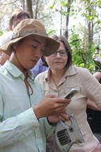 Dự án FORMIS được tài trợ bởi Phần Lan đã xây dựng lên hệ thống thông tin lâm nghiệp tại Việt Nam. Các thông tin về lâm nghiệp có thể tải trức tiếp lên cơ sở dữ liệu từ trong rừng bằng điện thoại di động. Ảnh: Milma Kettunen