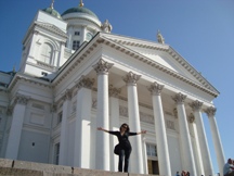 Fabiana em frente ao catedral de Helsinque. Foto: Fabiana Gomes.
