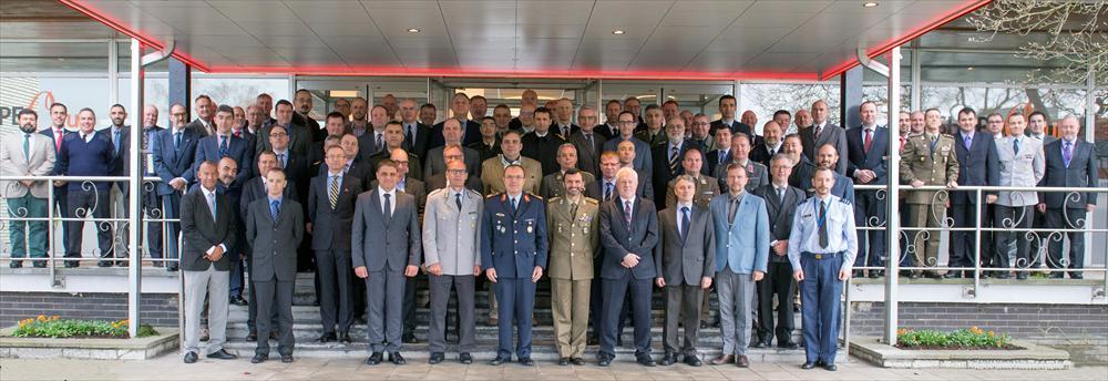 FMN-työryhmän yhteiskuva. Hyvät ja luottamukselliset suhteet kansainvälisiin kollegoihin ovat työn edellytys. Kuva: Nato