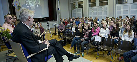 Foreign Minister Tuomioja at Etu-Töölön lukio. Photo: Eero Kuosmanen
