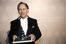 I 2008 fick Robert Langer Millenniumpriset för sina innovativa biomaterial för kontrollerad läkemedelsdosering och vävnadsregenerering (foto: Millennium Technology Prize).