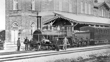 Juna lähdössä Hämeenlinnan asemalta 1860-luvun puolivälissä. © Suomen Rautatiemuseo