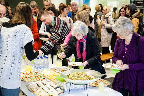 Kävijät saivat maistella Kim Palhusin herkkuja Uutta pohjoismaista ruokaa -projektin tiimoilta