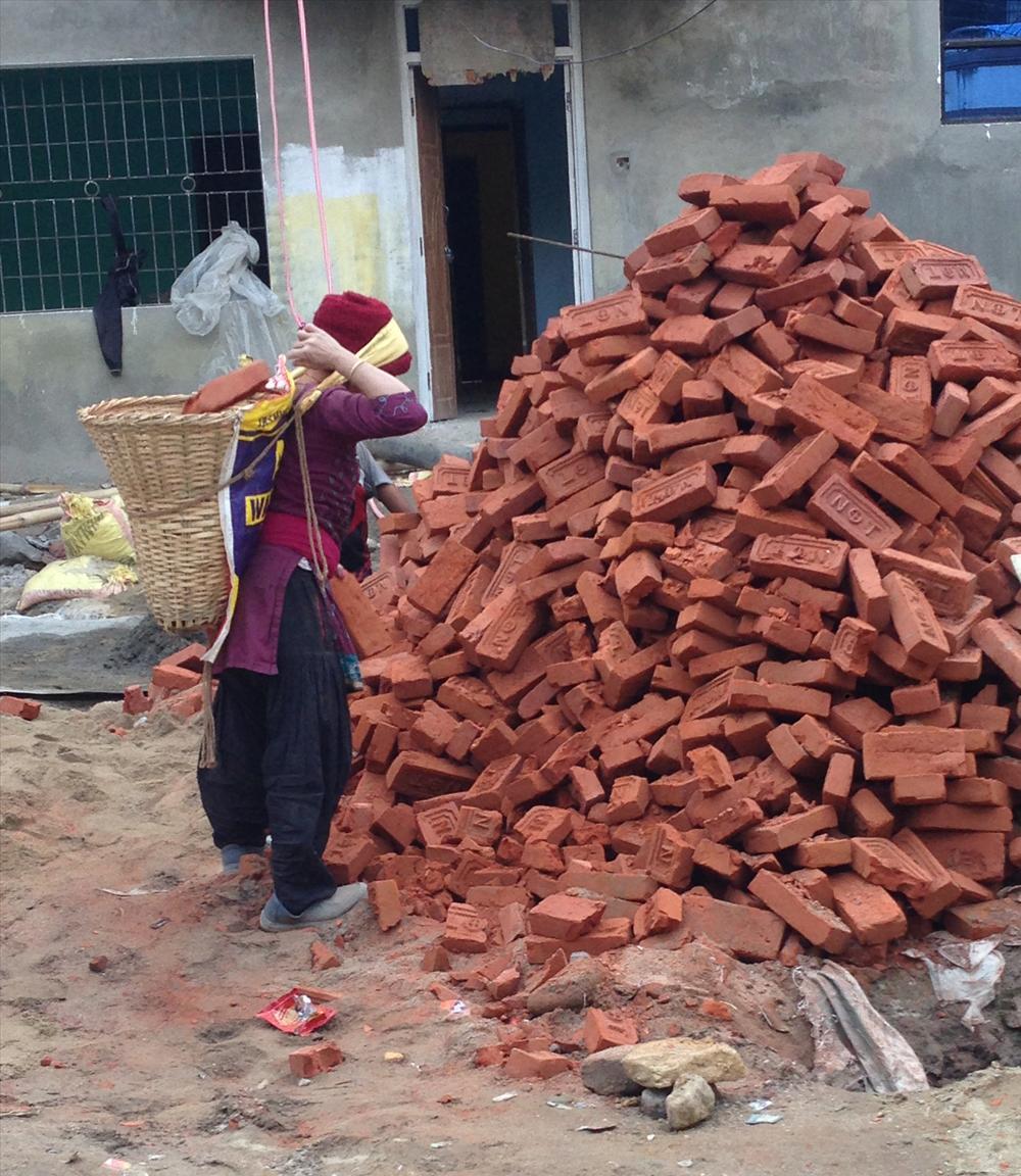 Käytännössä jälleenrakennus Nepalissa tarkoittaa usein rankkaa ruumiillista työtä. 