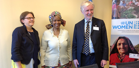Kehitysministeri Hautala ja ulkoministeri Tuomioja UN Womenin johtajan Bhumzile Mlambo-Ngcukan kanssa New Yorkissa. 