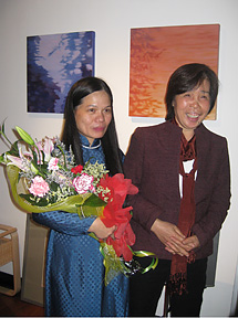 Kirjailija Bui Biet Hoa sekä kuvittaja Dang Thu Huong