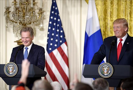 Presidentit yhteisessä lehdistötilaisuudessa keskustelujen jälkeen. 