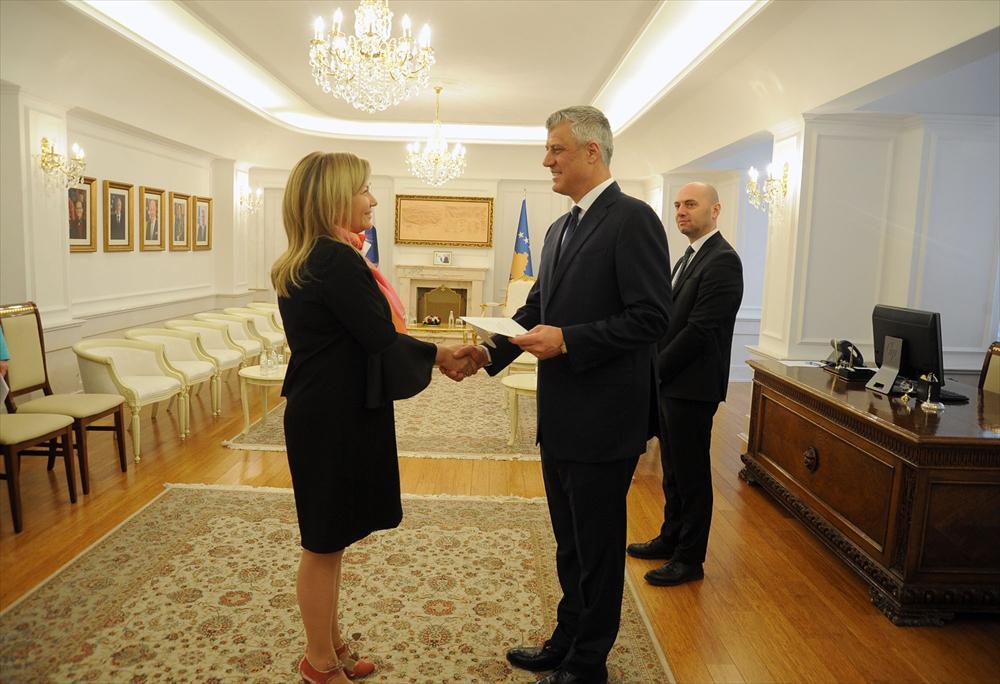 Suomen uusi Kosovon suurlähettiläs Pia Stjernvall jätti valtuuskirjeensä  Kosovon presidentti . Hashim Thacille - Suomi ulkomailla: Kosovo