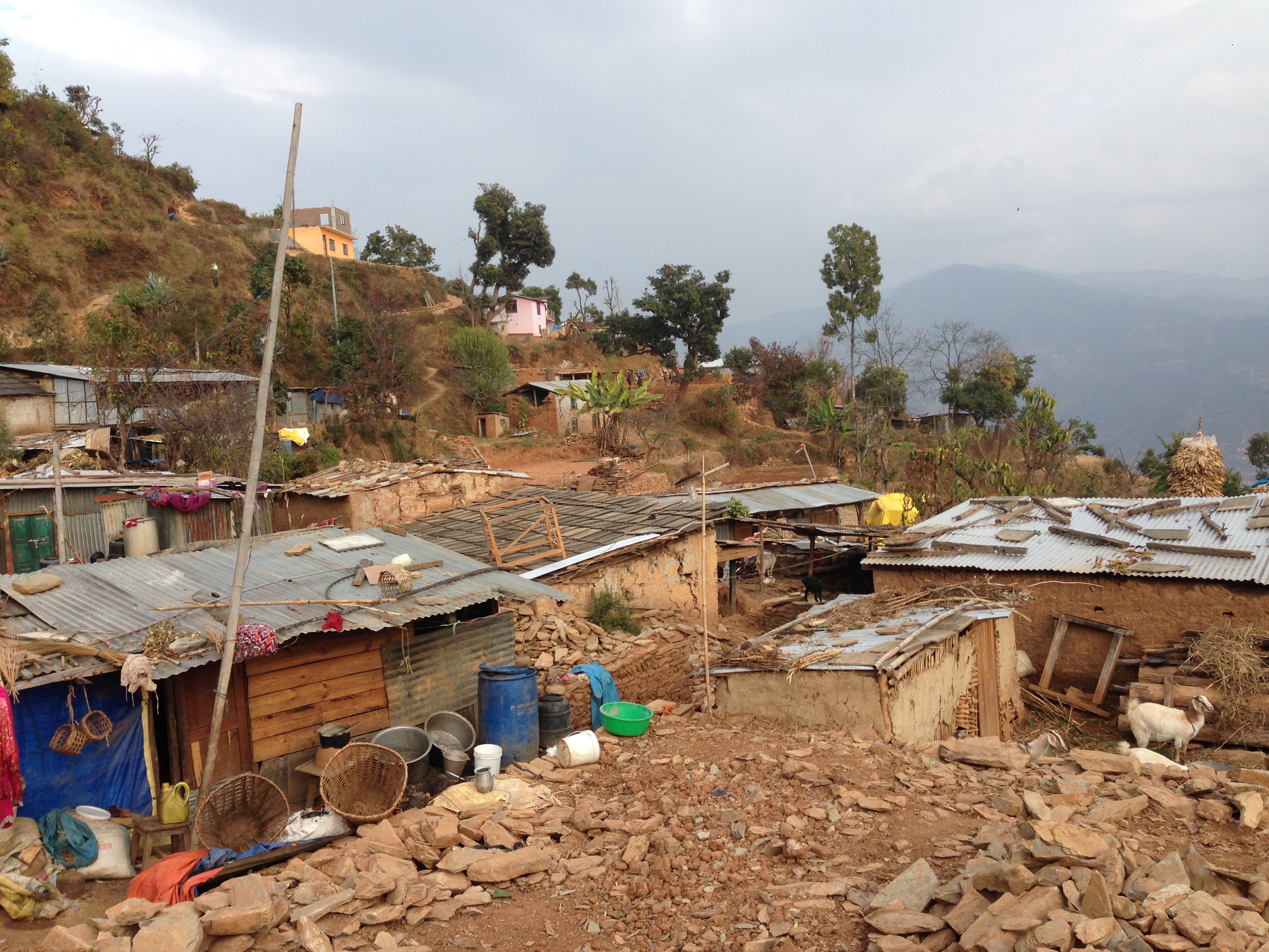 Kylä Sangassa tuhoutui maanjäristyksessä kokonaan. Väliaikaismajoituksissa asuvat kyläläiset ovat epävarmoja, tulevatko saamaan apua kylän uudelleenrakentamiseen. Useat kylän työikäisistä miehistä ovat lähteneet ulkomaille töihin.