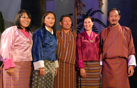 Maa- ja metsätalousministeri Pema Gyamtshon (keskellä) mukana Suomessa vierailivat hänen vaimonsa Chophel Doma Dayang  (toinen vasemmalta) sekä Bhutanin WWF:n maajohtaja Kinzang Namgay (oikealla) vaimonsa Deki Chodenin kera. Kuva: Susanna Manu / WWF
